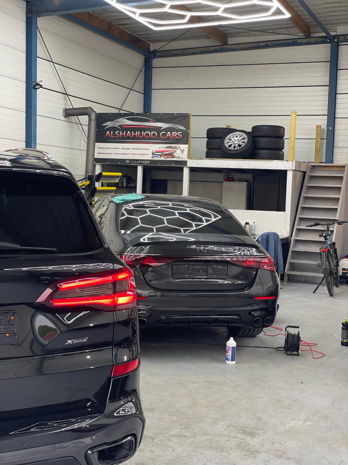 Auto in een garage